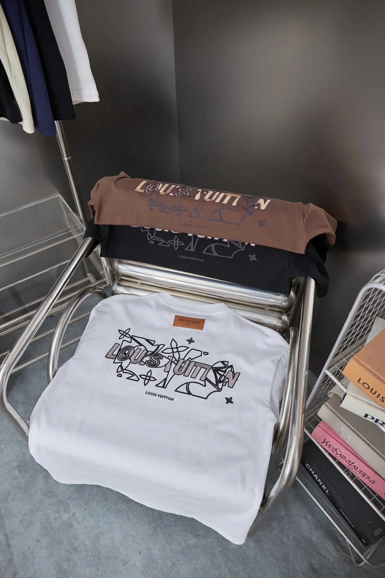 🅿️180 1V 25SS early spring new style short sleeves with embroidered letters, light luxury, a must-have item for daily commuting for men and women, correct version, welcome to compare, detailed features · 320g 100% pure cotton double yarn jersey fabric · Custom dyed in the same cylinder, special thickening 32 pieces, double-strand 1X1 thread · Imported Tajima machine embroidery with various techniques to embroider the letter logo · Double needle stitching across the seam process · Original main mark, washed tag, brand moisture-proof paper packaging Color: black/white/brown Size: S/M/L/XL